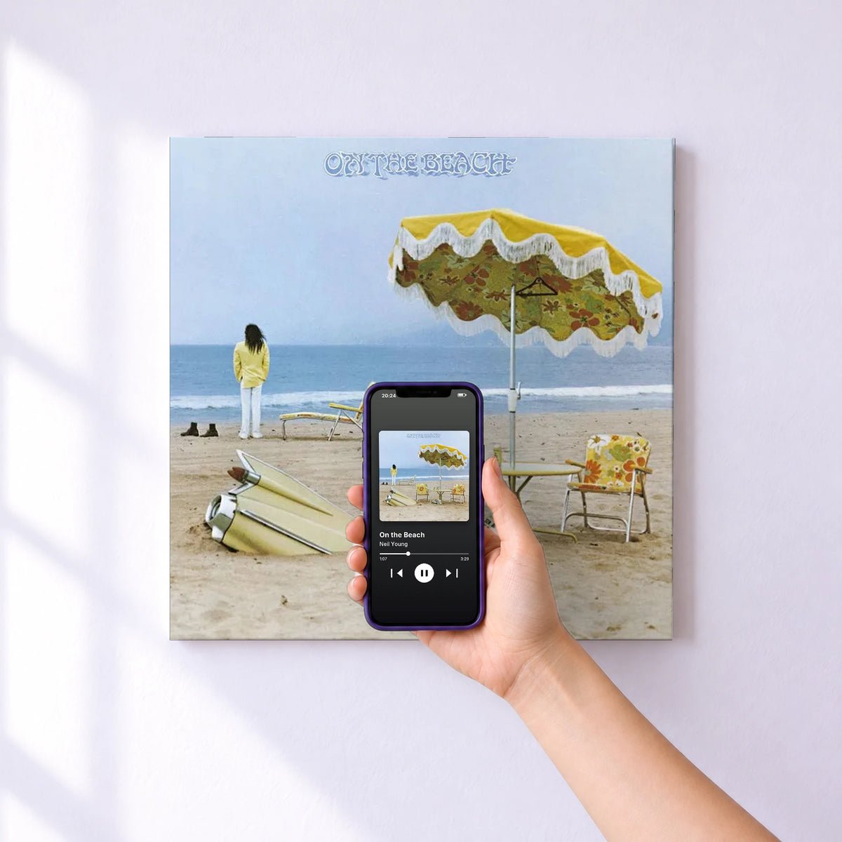 Affiche connectée On the Beach de Neil Young au mur : l'album se lance en approchant le téléphone