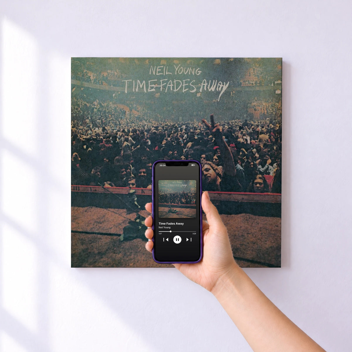 Affiche connectée Time Fades Away de Neil Young au mur : l'album se lance en approchant le téléphone