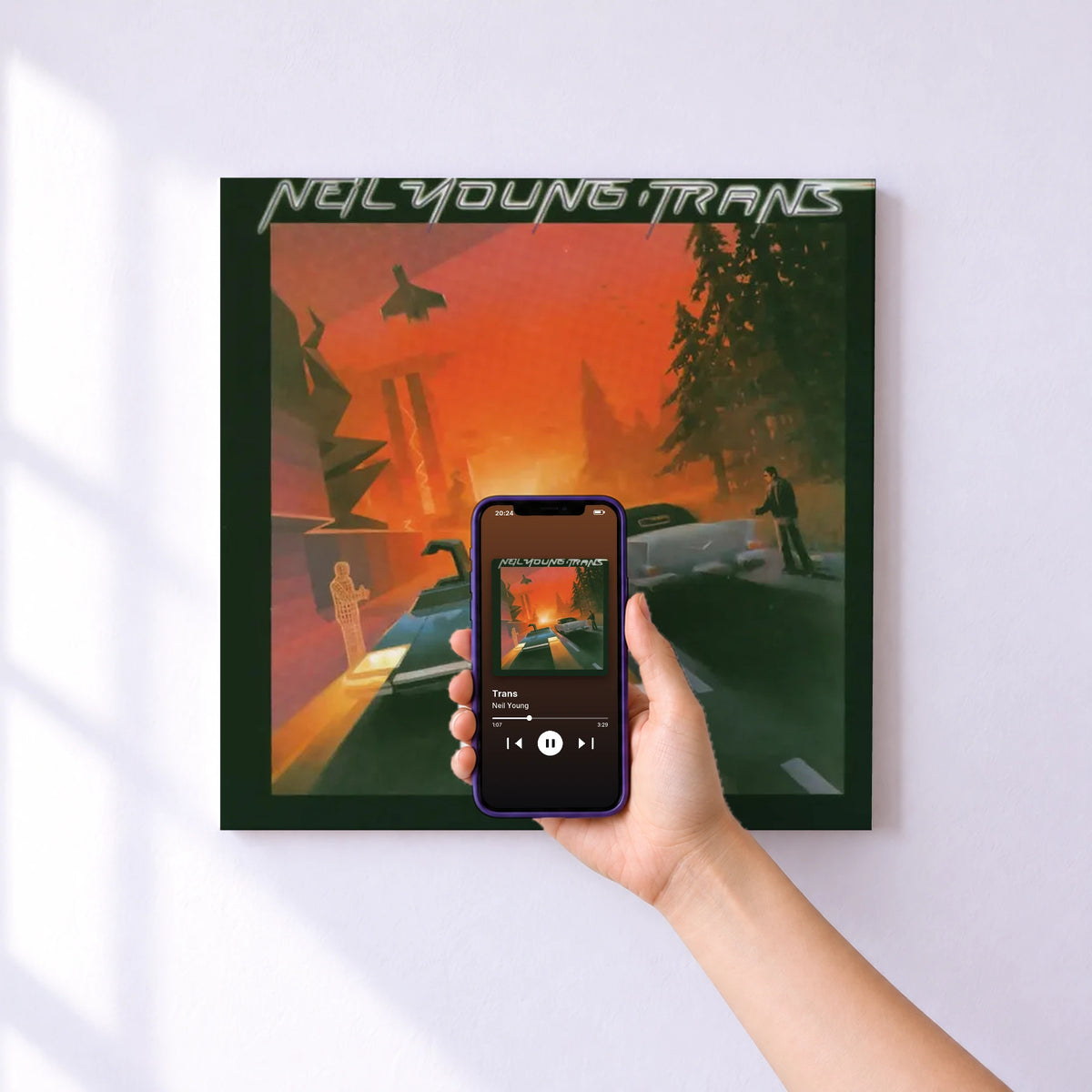 Affiche connectée Trans de Neil Young au mur : l'album se lance en approchant le téléphone
