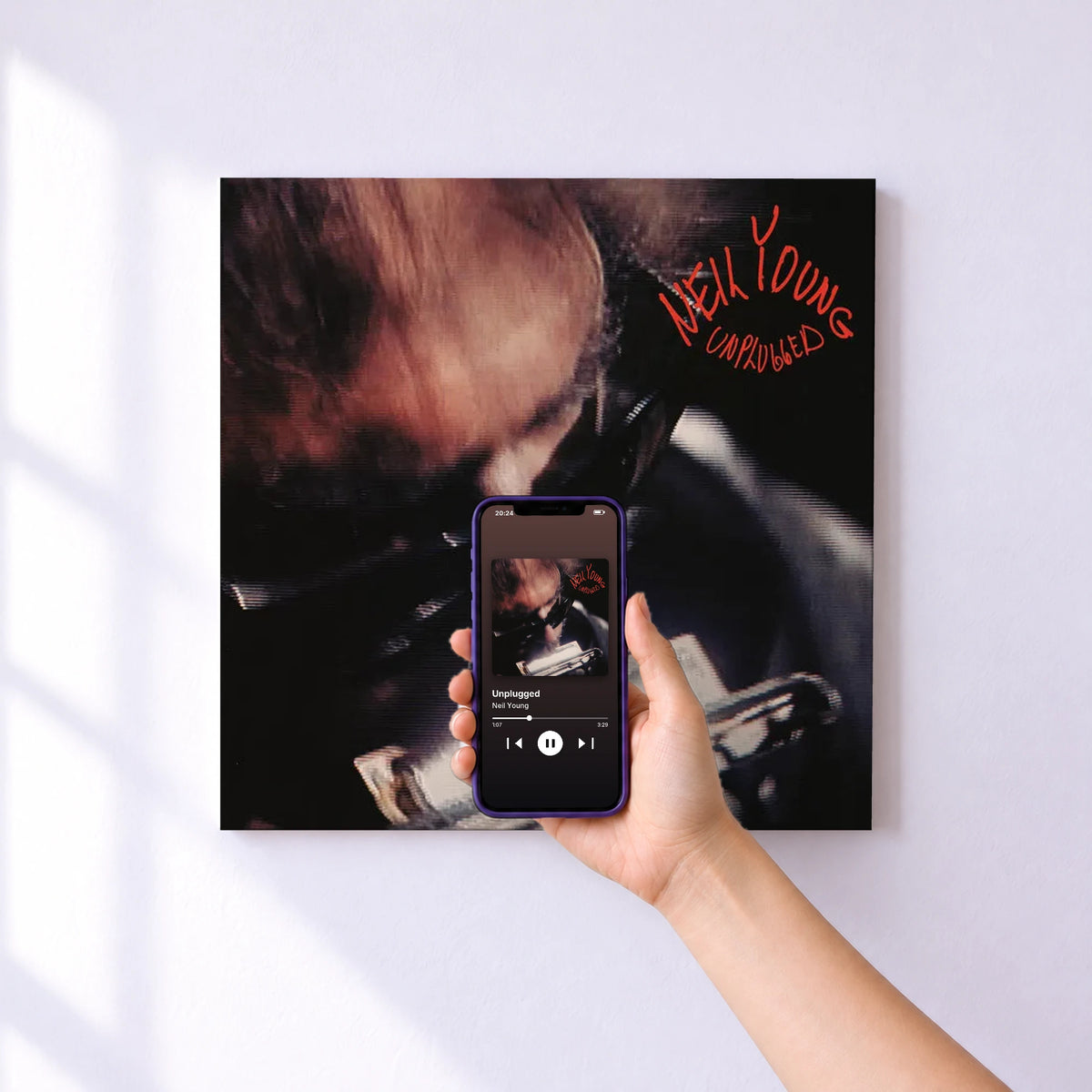 Affiche connectée Unplugged de Neil Young au mur : l'album se lance en approchant le téléphone