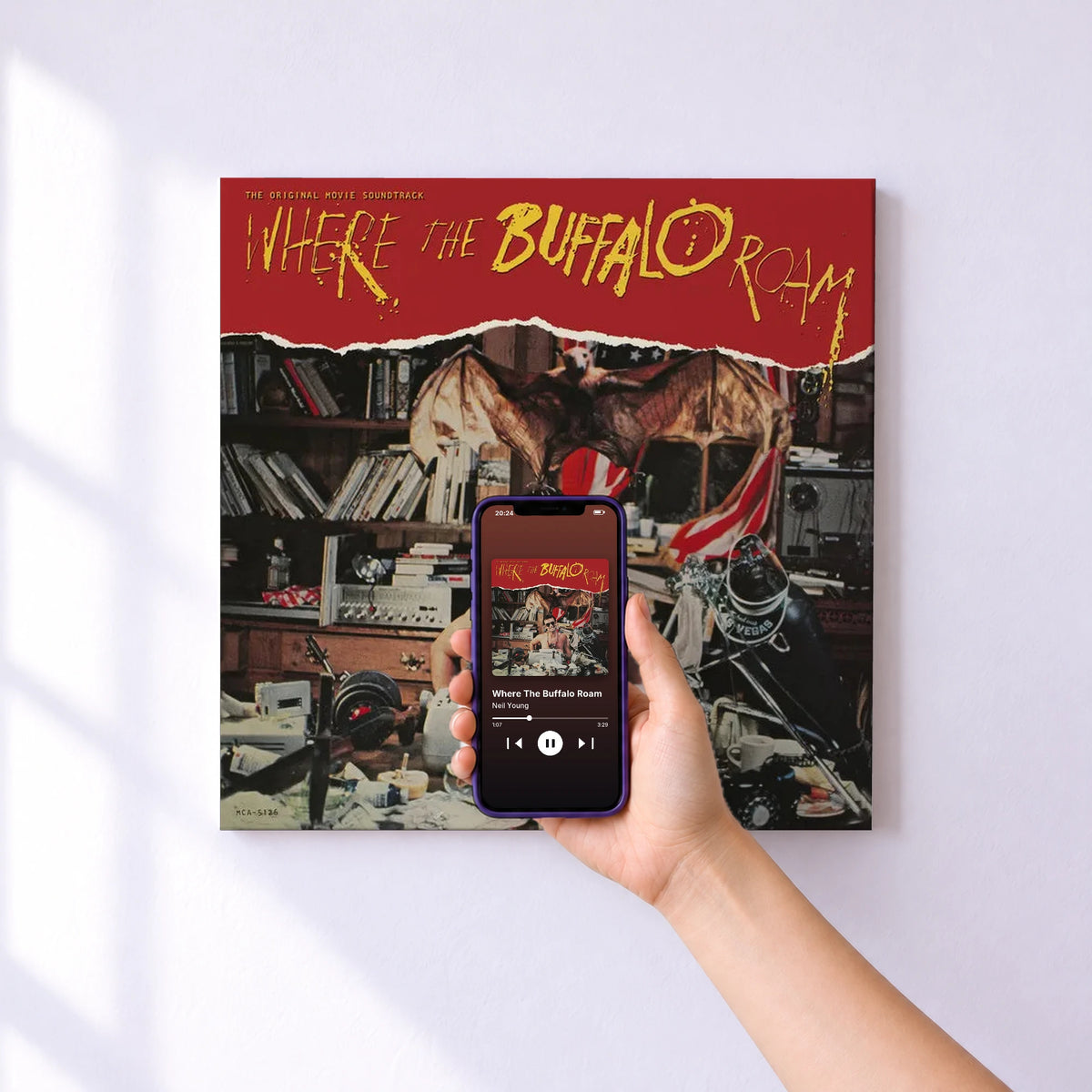 Affiche connectée Where The Buffalo Roam de Neil Young au mur : l'album se lance en approchant le téléphone