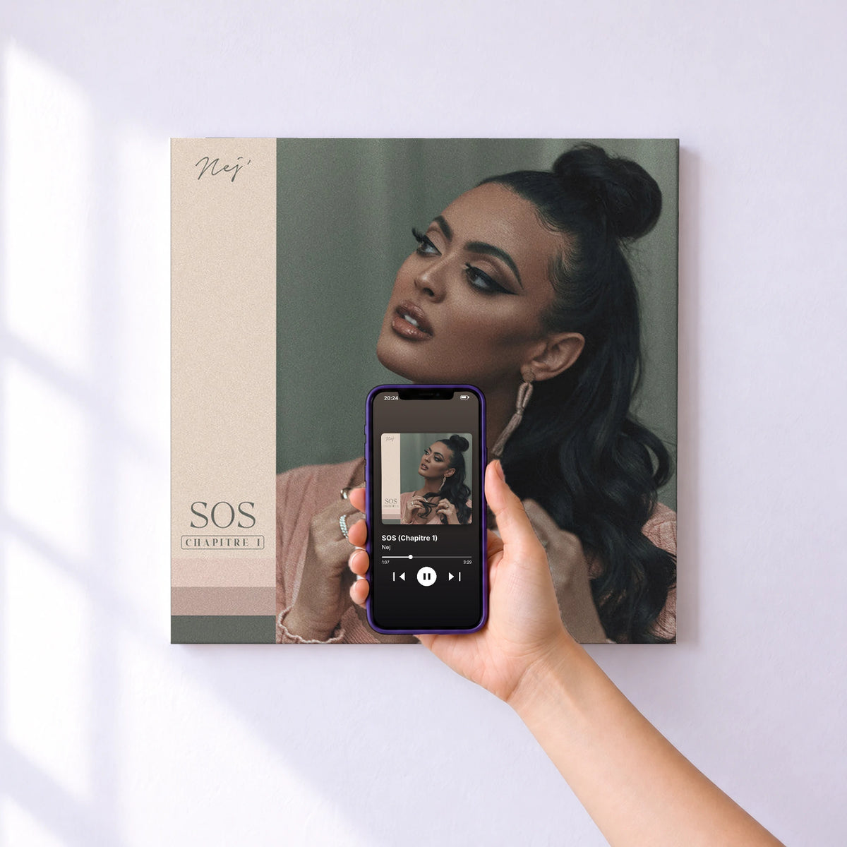 Affiche connectée SOS (Chapitre 1) de Nej au mur : l'album se lance en approchant le téléphone