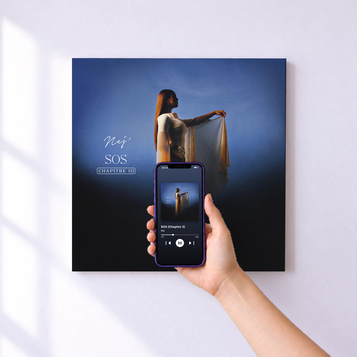 Affiche connectée SOS (Chapitre 3) de Nej au mur : l'album se lance en approchant le téléphone