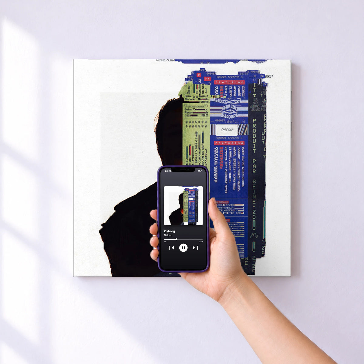 Affiche connectée Cyborg de Nekfeu au mur : l'album se lance en approchant le téléphone
