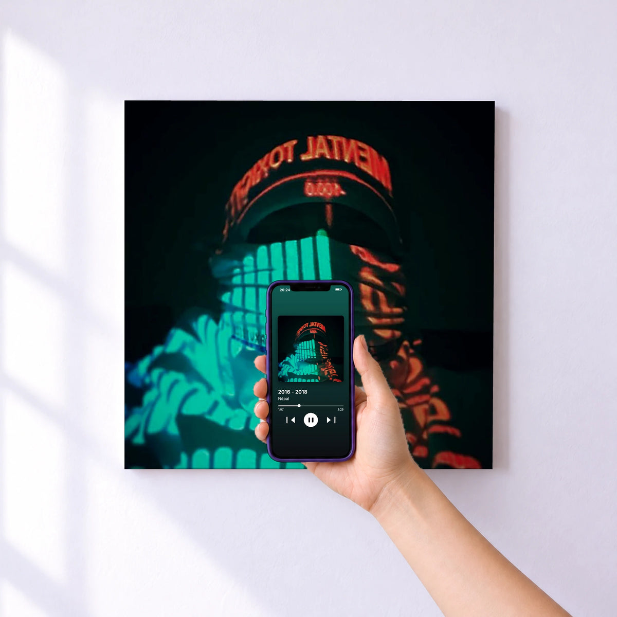 Affiche connectée 2016 - 2018 de Népal au mur : l'album se lance en approchant le téléphone