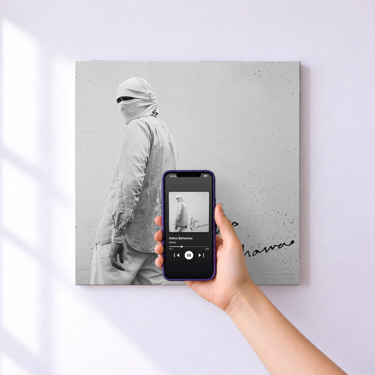 Affiche connectée Adios Bahamas de Népal au mur : l'album se lance en approchant le téléphone