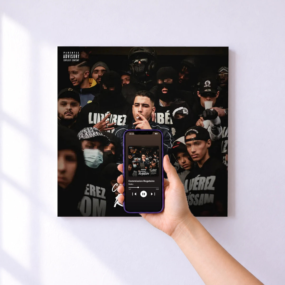 Affiche connectée Commission Rogatoire de Niaks au mur : l'album se lance en approchant le téléphone