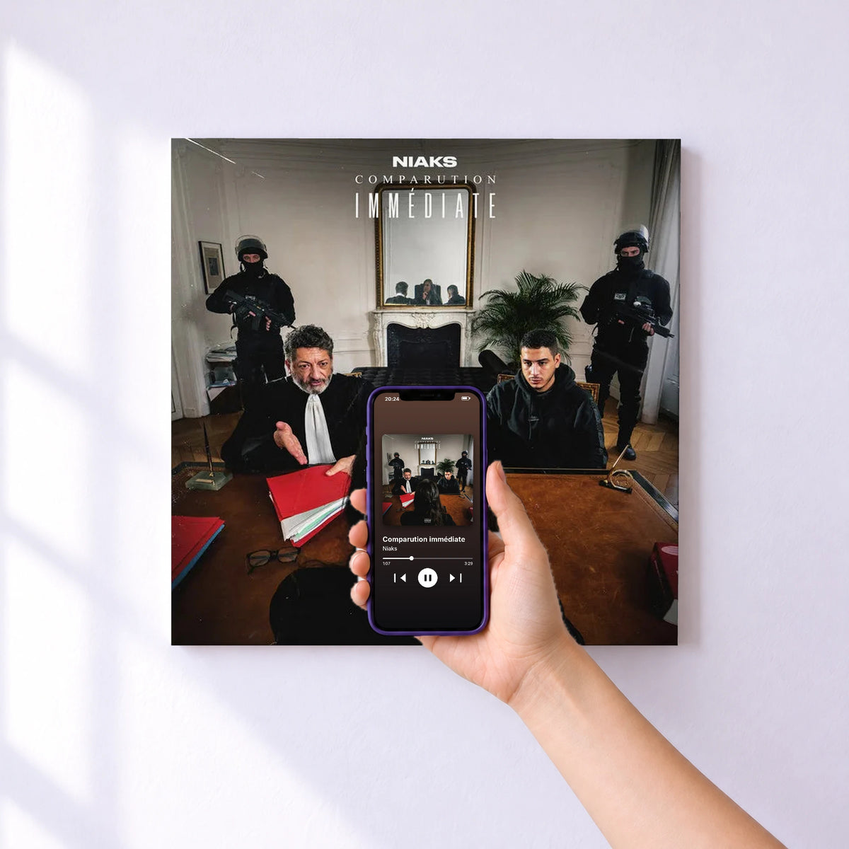 Affiche connectée Comparution immédiate de Niaks au mur : l'album se lance en approchant le téléphone