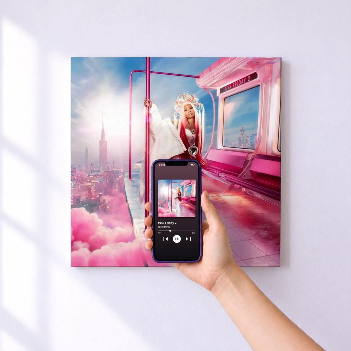 Affiche connectée Pink Friday 2 de Nicki Minaj au mur : l'album se lance en approchant le téléphone