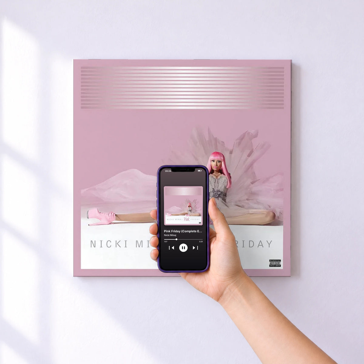 Affiche connectée Pink Friday (Complete Edition) de Nicki Minaj au mur : l'album se lance en approchant le téléphone