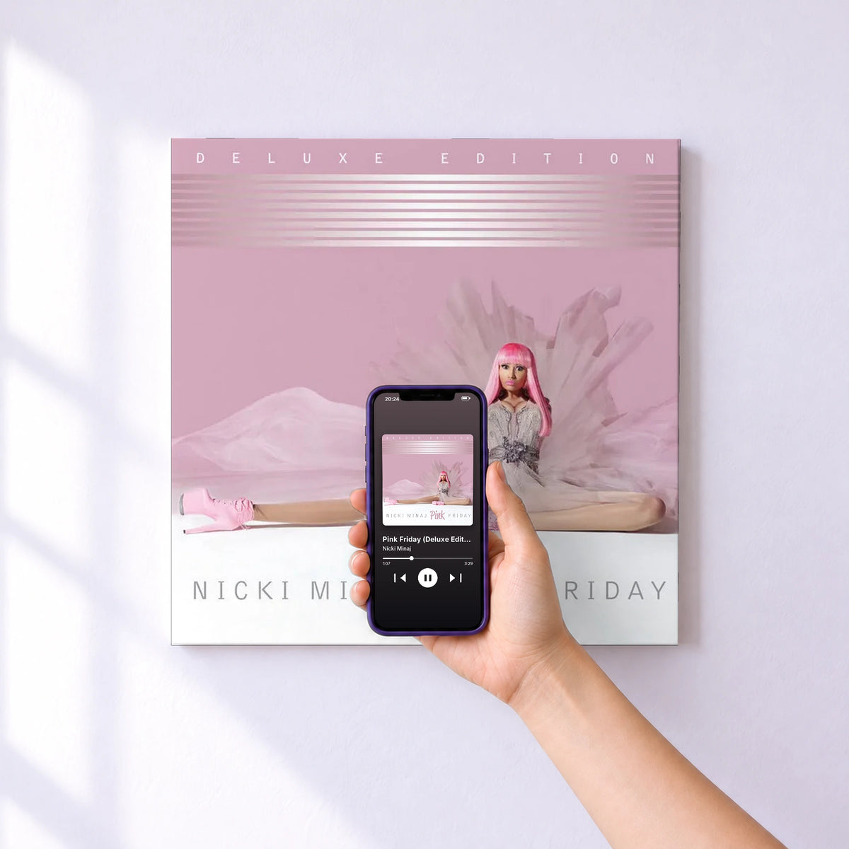 Affiche connectée Pink Friday (Deluxe Edition) de Nicki Minaj au mur : l'album se lance en approchant le téléphone