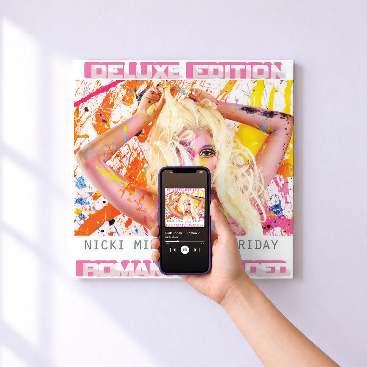 Affiche connectée Pink Friday ... Roman Reloaded (Deluxe Edition) de Nicki Minaj au mur : l'album se lance en approchant le téléphone