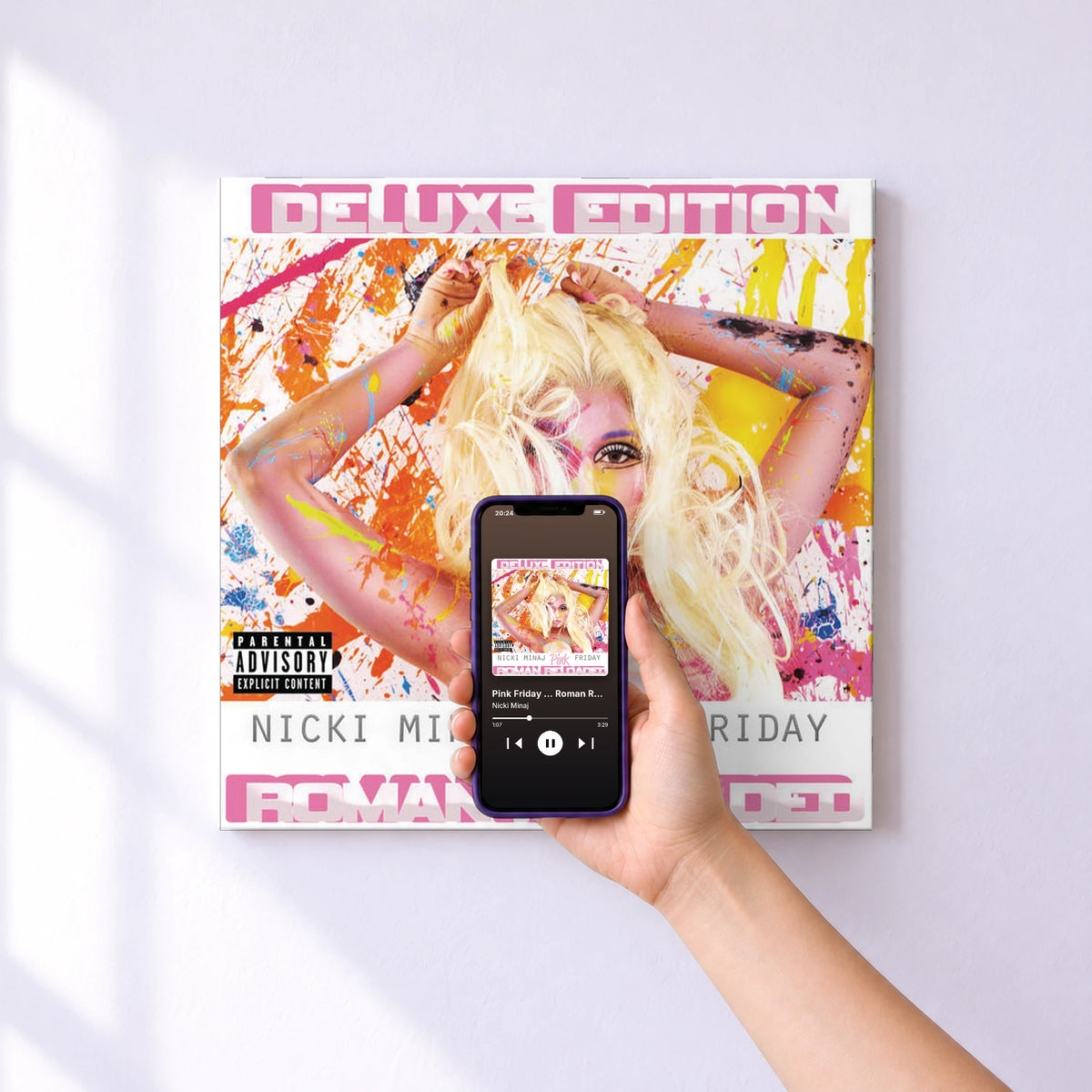 Affiche connectée Pink Friday ... Roman Reloaded (Deluxe) de Nicki Minaj au mur : l'album se lance en approchant le téléphone
