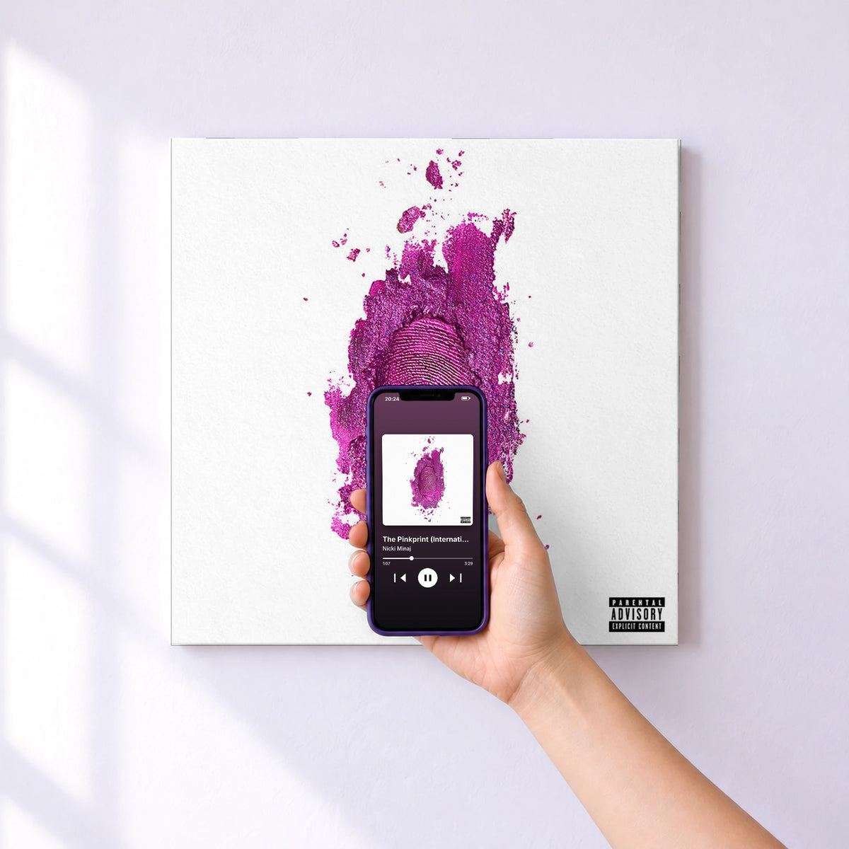 Affiche connectée The Pinkprint (International Deluxe Explicit) de Nicki Minaj au mur : l'album se lance en approchant le téléphone