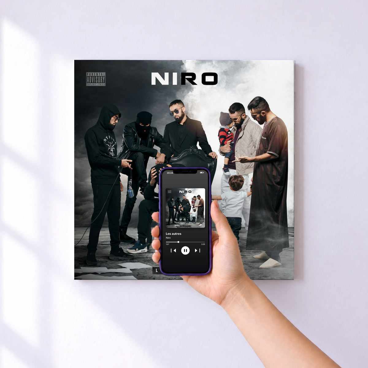 Affiche connectée Les autres de Niro au mur : l'album se lance en approchant le téléphone