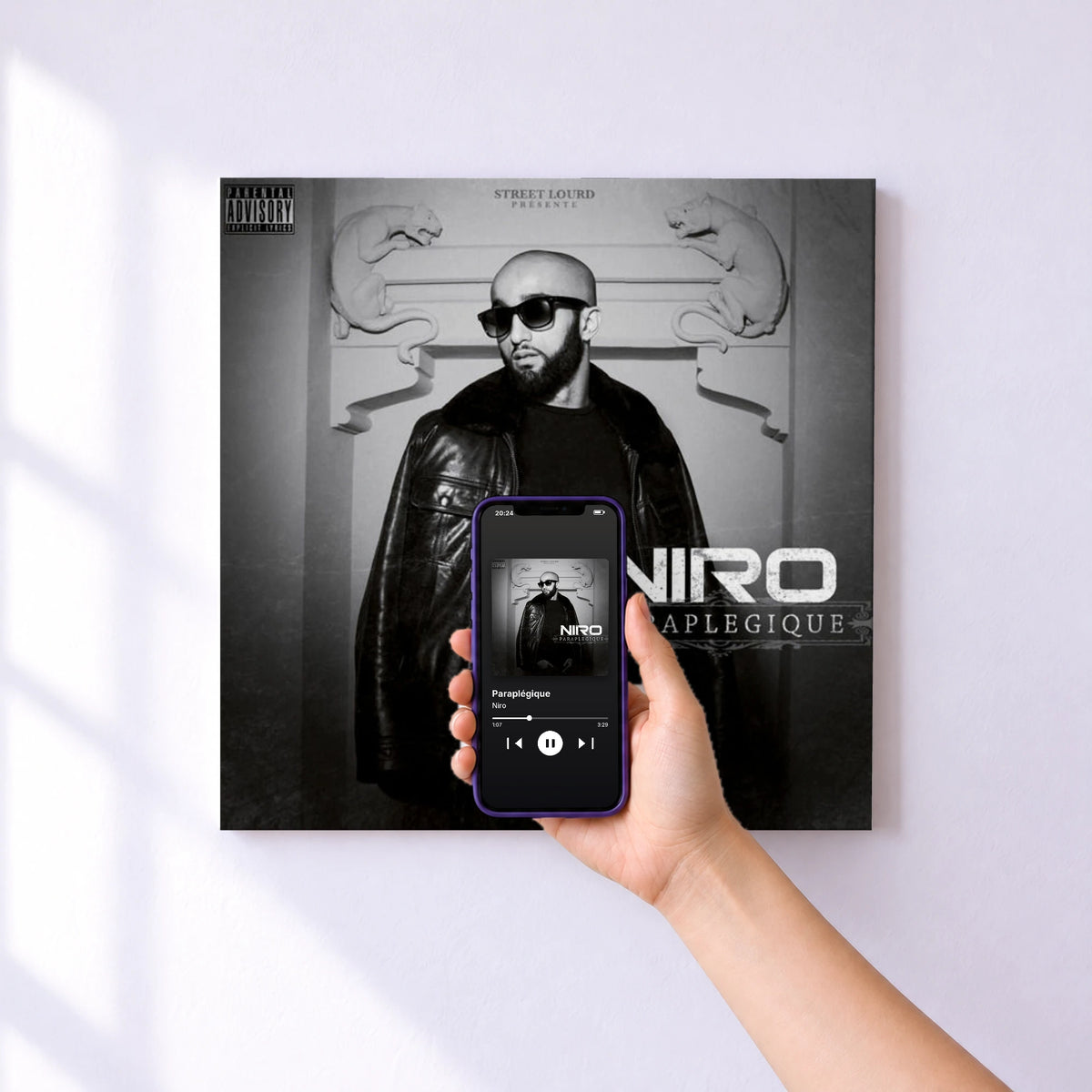 Affiche connectée Paraplégique de Niro au mur : l'album se lance en approchant le téléphone