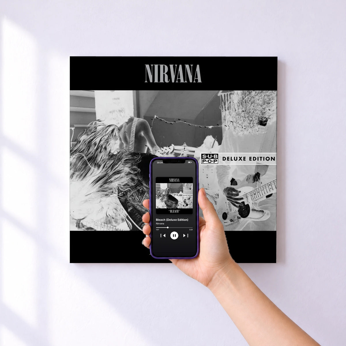 Affiche connectée Bleach (Deluxe Edition) de Nirvana au mur : l'album se lance en approchant le téléphone
