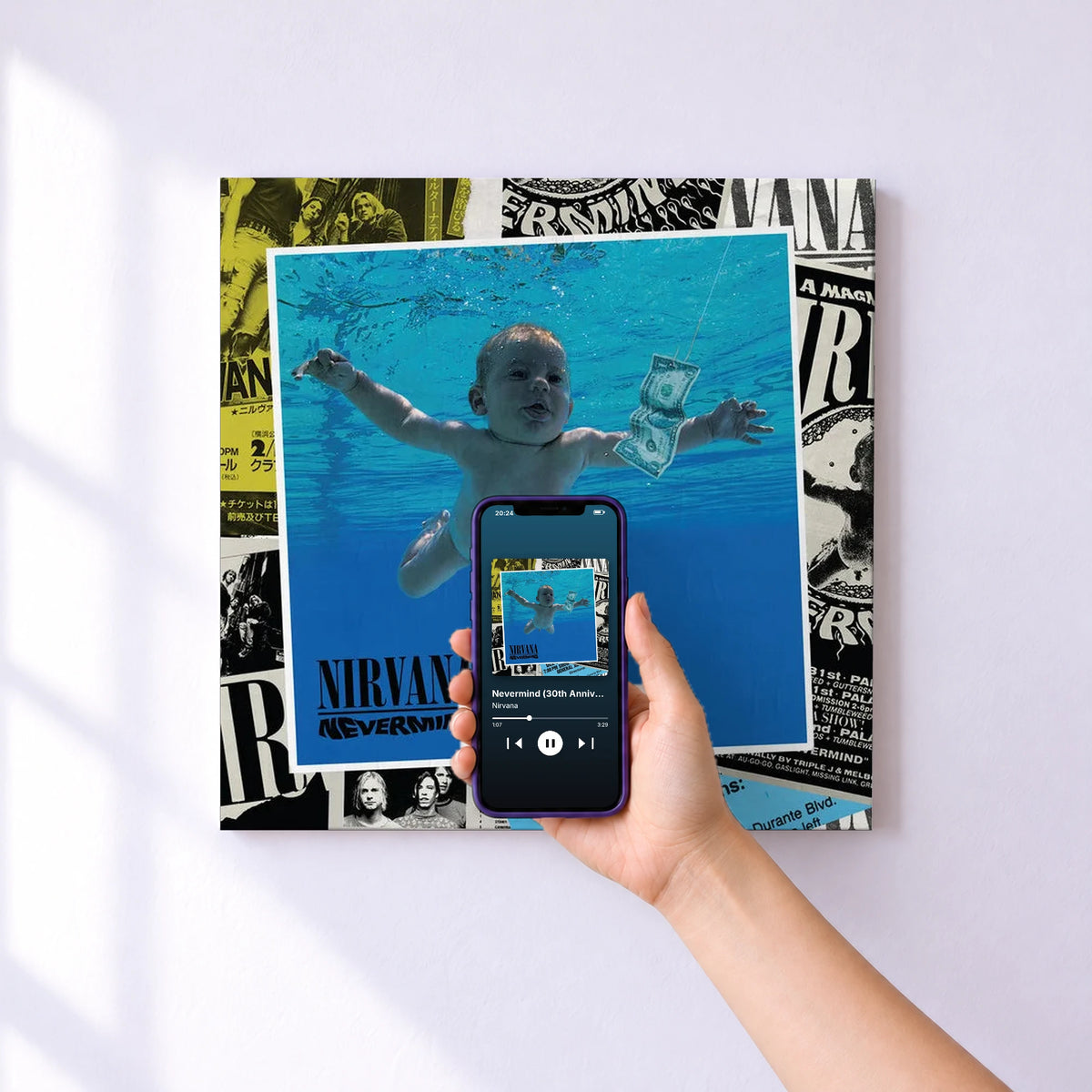 Affiche connectée Nevermind (30th Anniversary Super Deluxe) de Nirvana au mur : l'album se lance en approchant le téléphone