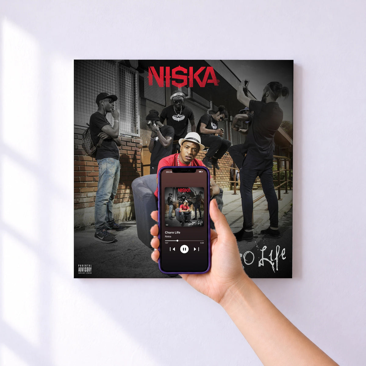 Affiche connectée Charo Life de Niska au mur : l'album se lance en approchant le téléphone