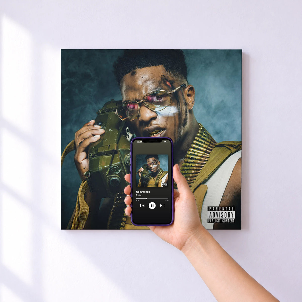 Affiche connectée Commando de Niska au mur : l'album se lance en approchant le téléphone