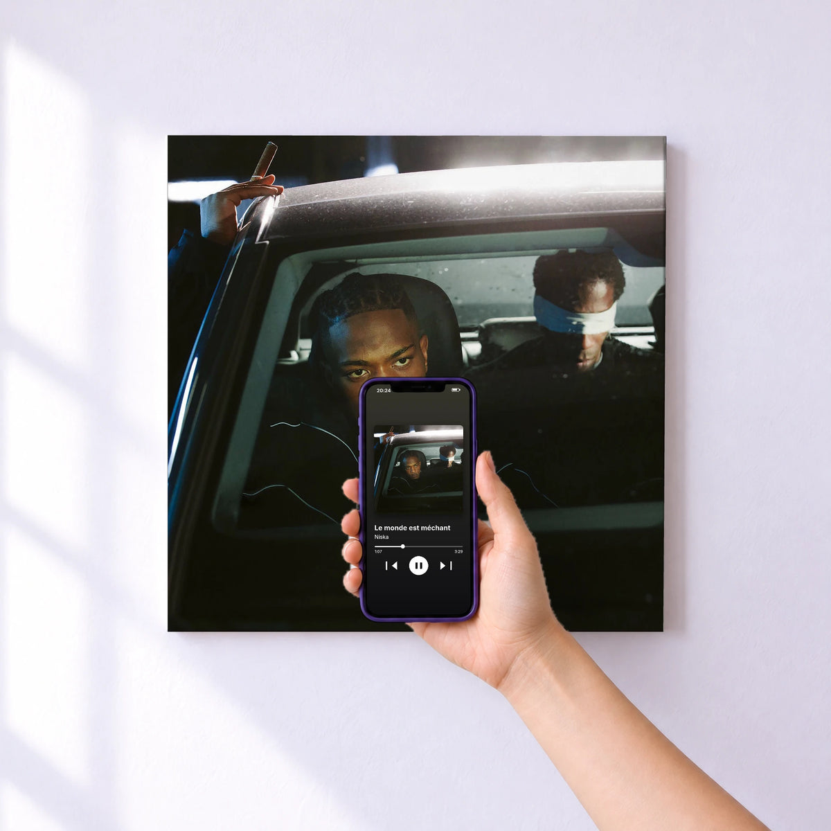 Affiche connectée Le monde est méchant de Niska au mur : l'album se lance en approchant le téléphone