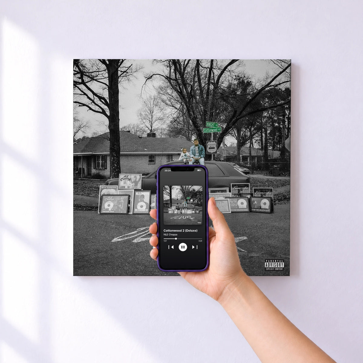 Affiche connectée Cottonwood 2 (Deluxe) de NLE Choppa au mur : l'album se lance en approchant le téléphone