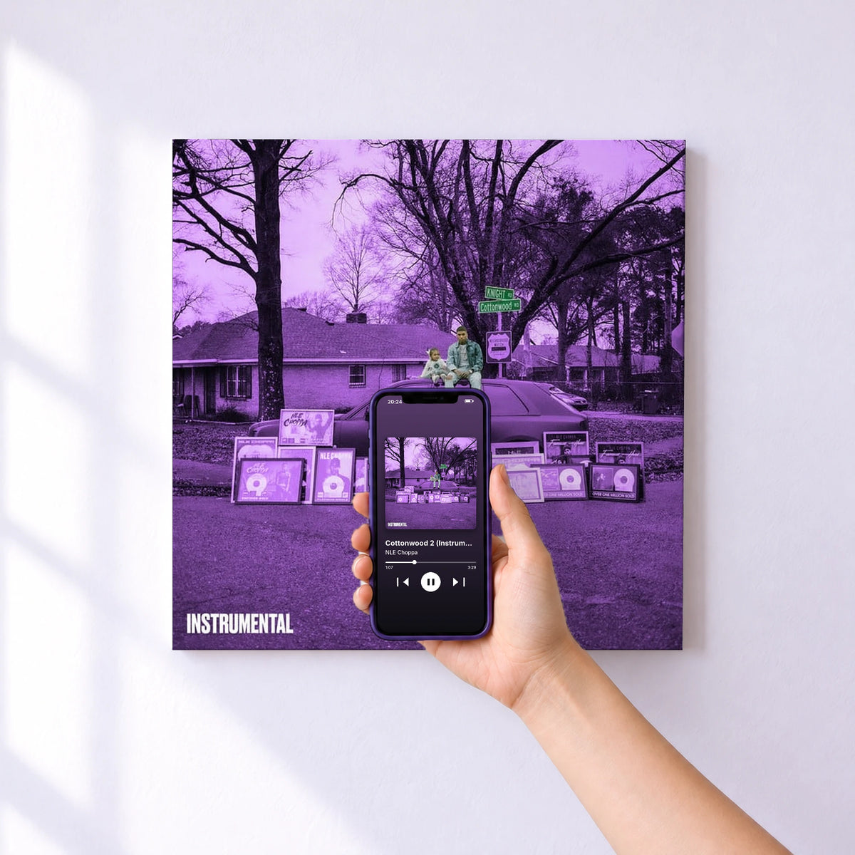 Affiche connectée Cottonwood 2 (Instrumental) de NLE Choppa au mur : l'album se lance en approchant le téléphone