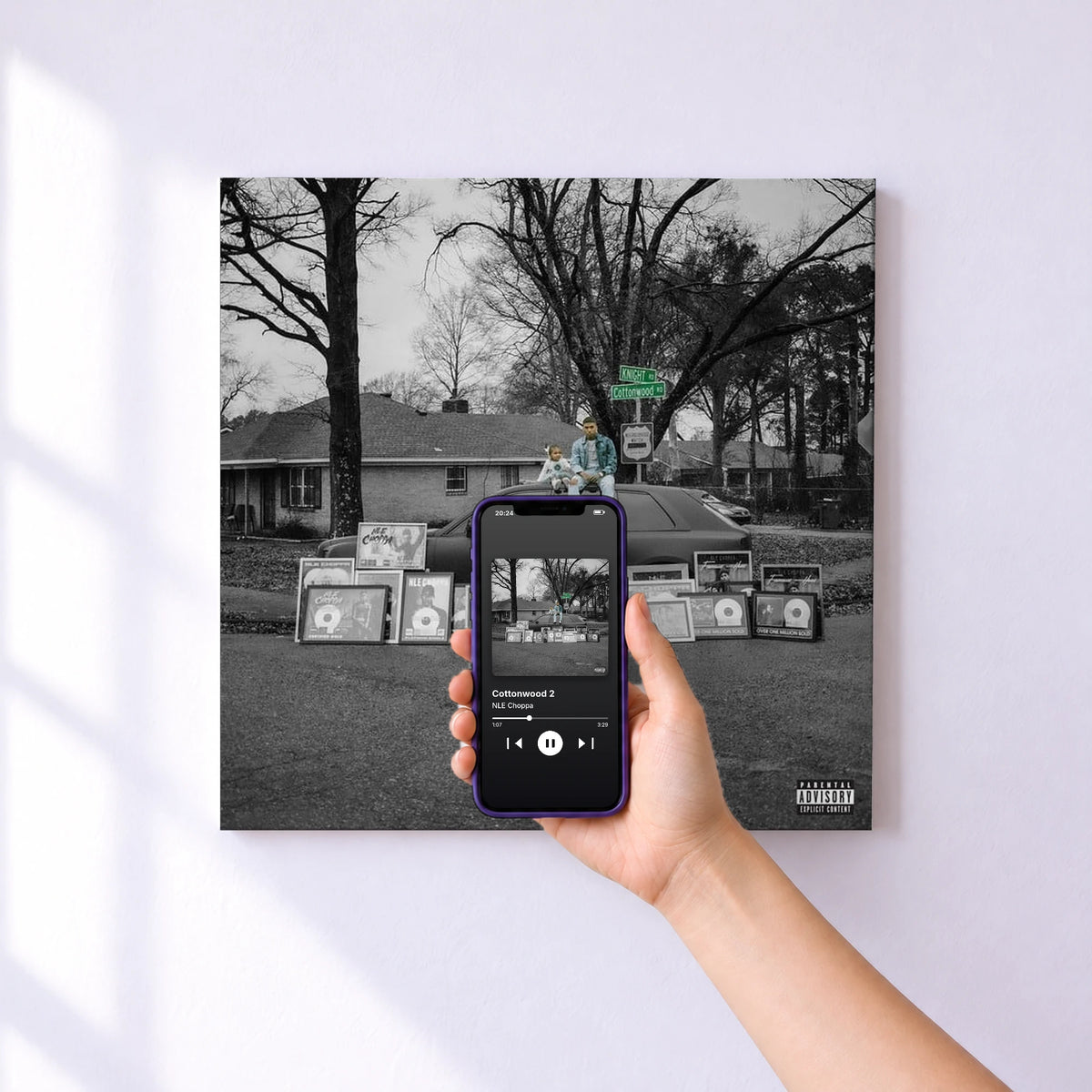 Affiche connectée Cottonwood 2 de NLE Choppa au mur : l'album se lance en approchant le téléphone