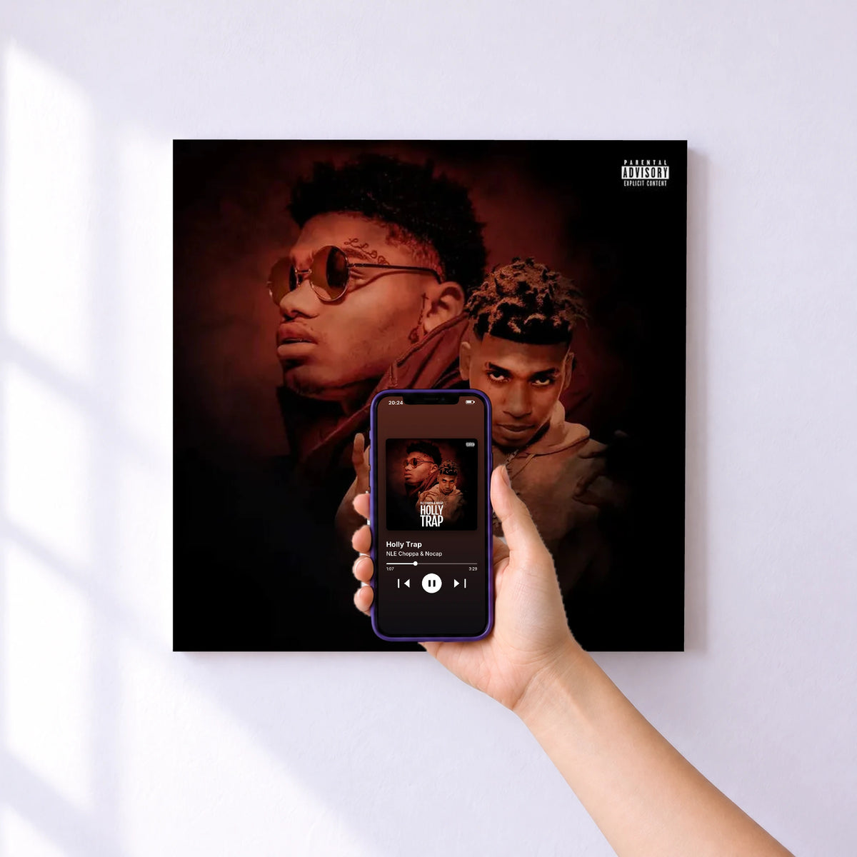 Affiche connectée Holly Trap de NLE Choppa & Nocap au mur : l'album se lance en approchant le téléphone