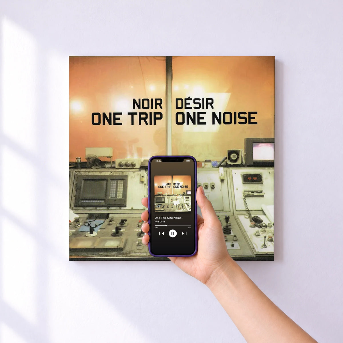Affiche connectée One Trip One Noise de Noir Désir au mur : l'album se lance en approchant le téléphone