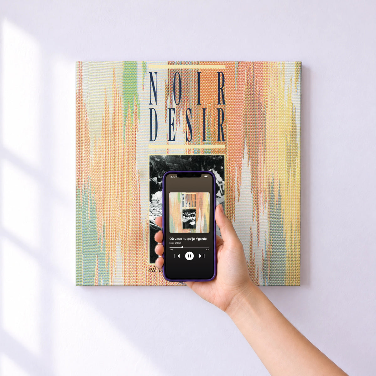 Affiche connectée Où veux-tu qu'je r'garde de Noir Désir au mur : l'album se lance en approchant le téléphone