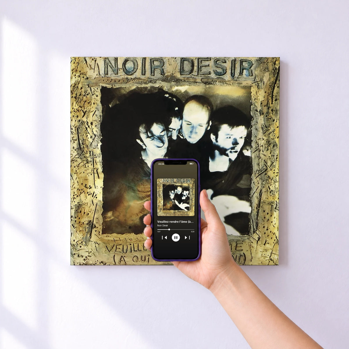 Affiche connectée Veuillez rendre l'âme (à qui elle appartient) de Noir Désir au mur : l'album se lance en approchant le téléphone
