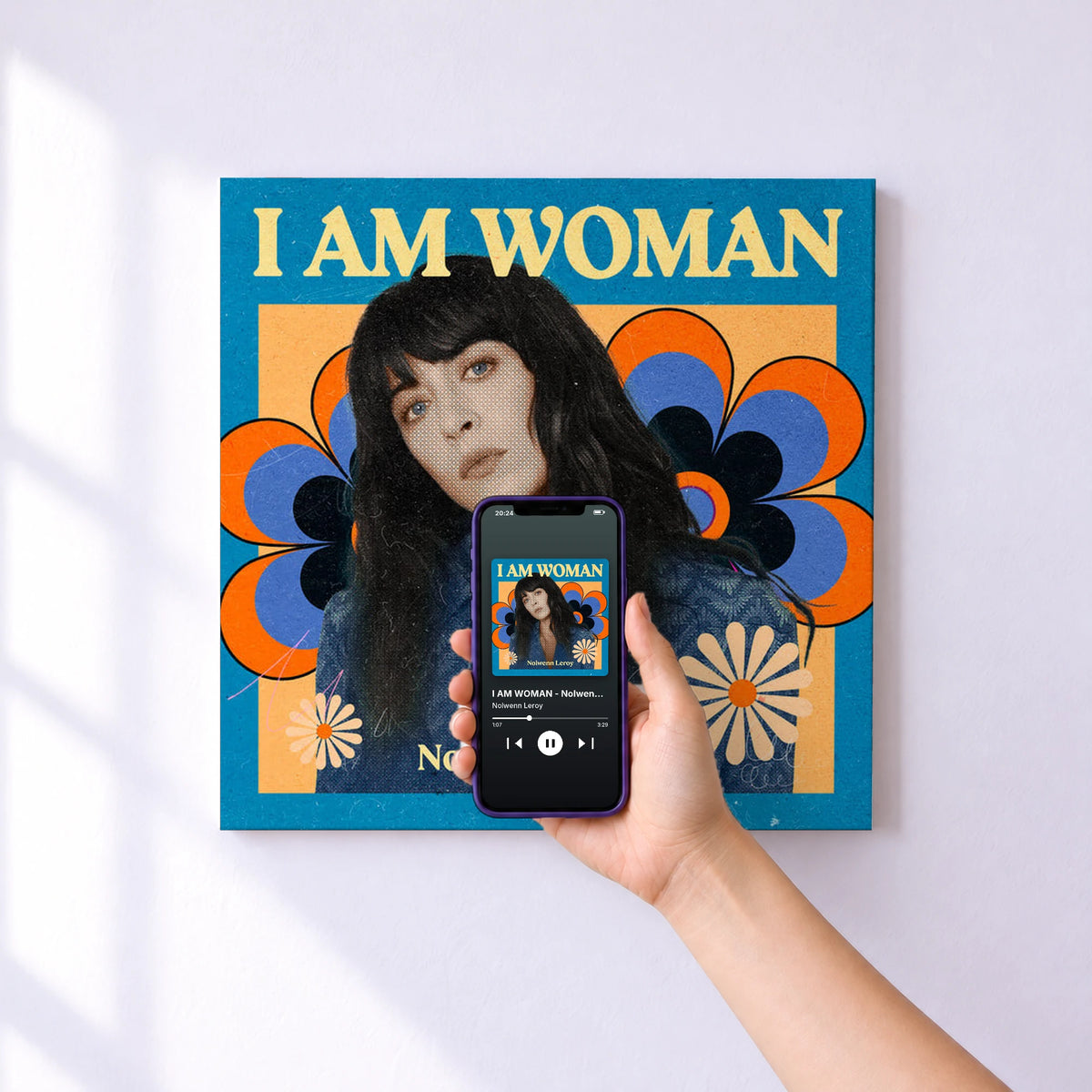 Affiche connectée I AM WOMAN - Nolwenn Leroy de Nolwenn Leroy au mur : l'album se lance en approchant le téléphone