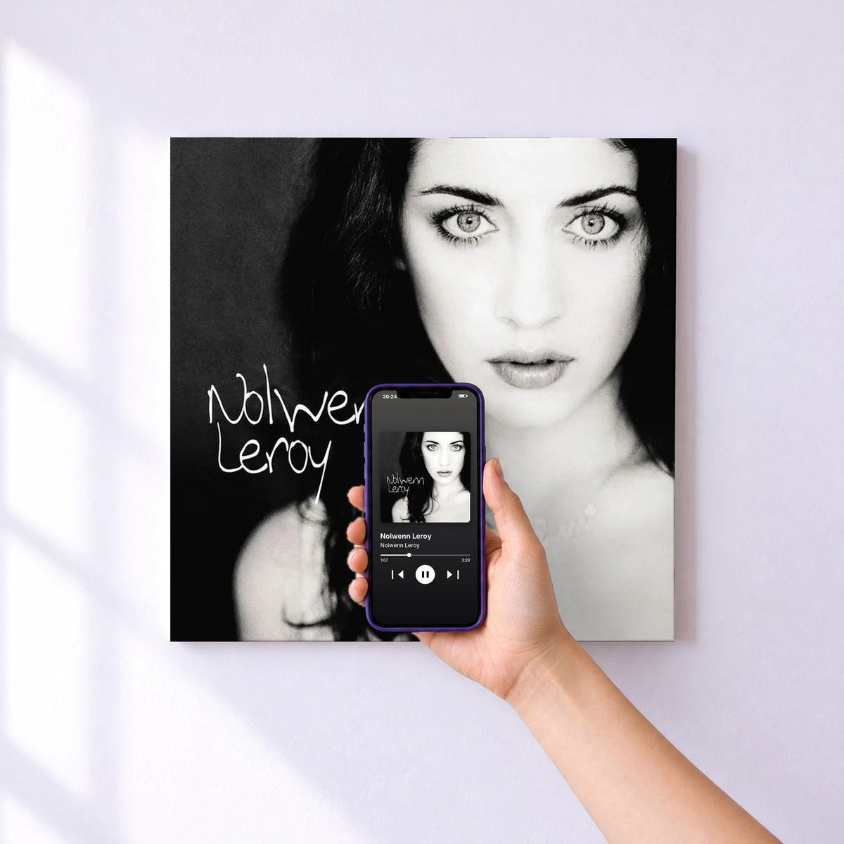 Affiche connectée Nolwenn Leroy de Nolwenn Leroy au mur : l'album se lance en approchant le téléphone