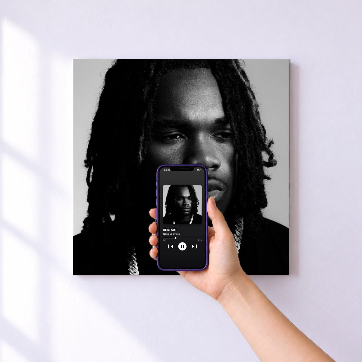 Affiche connectée RESTART de Nono La Grinta au mur : l'album se lance en approchant le téléphone