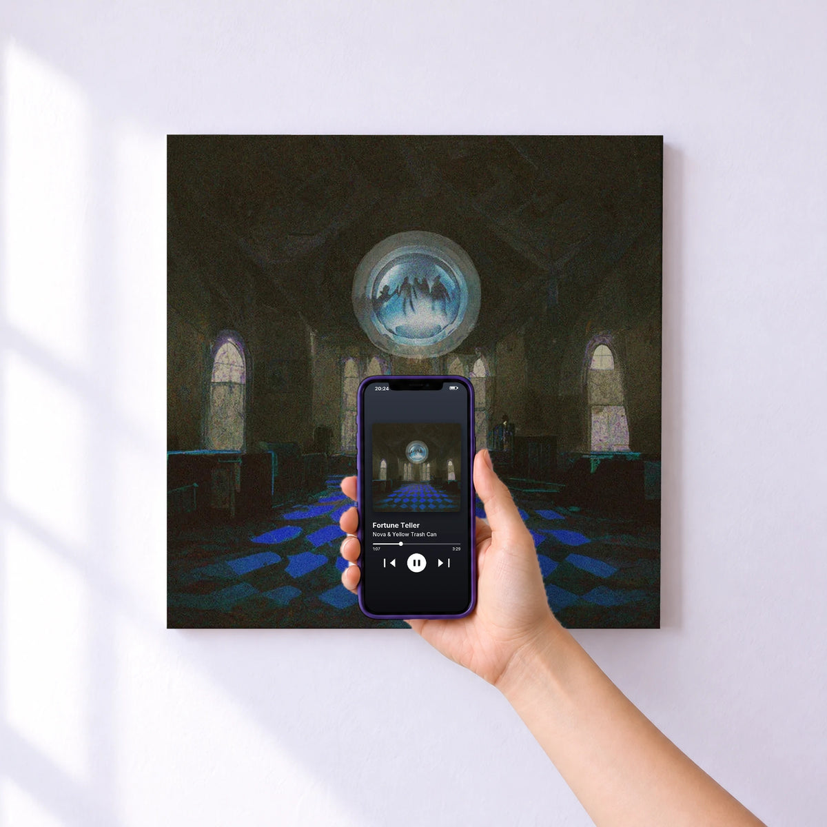 Affiche connectée Fortune Teller de Nova & Yellow Trash Can au mur : l'album se lance en approchant le téléphone