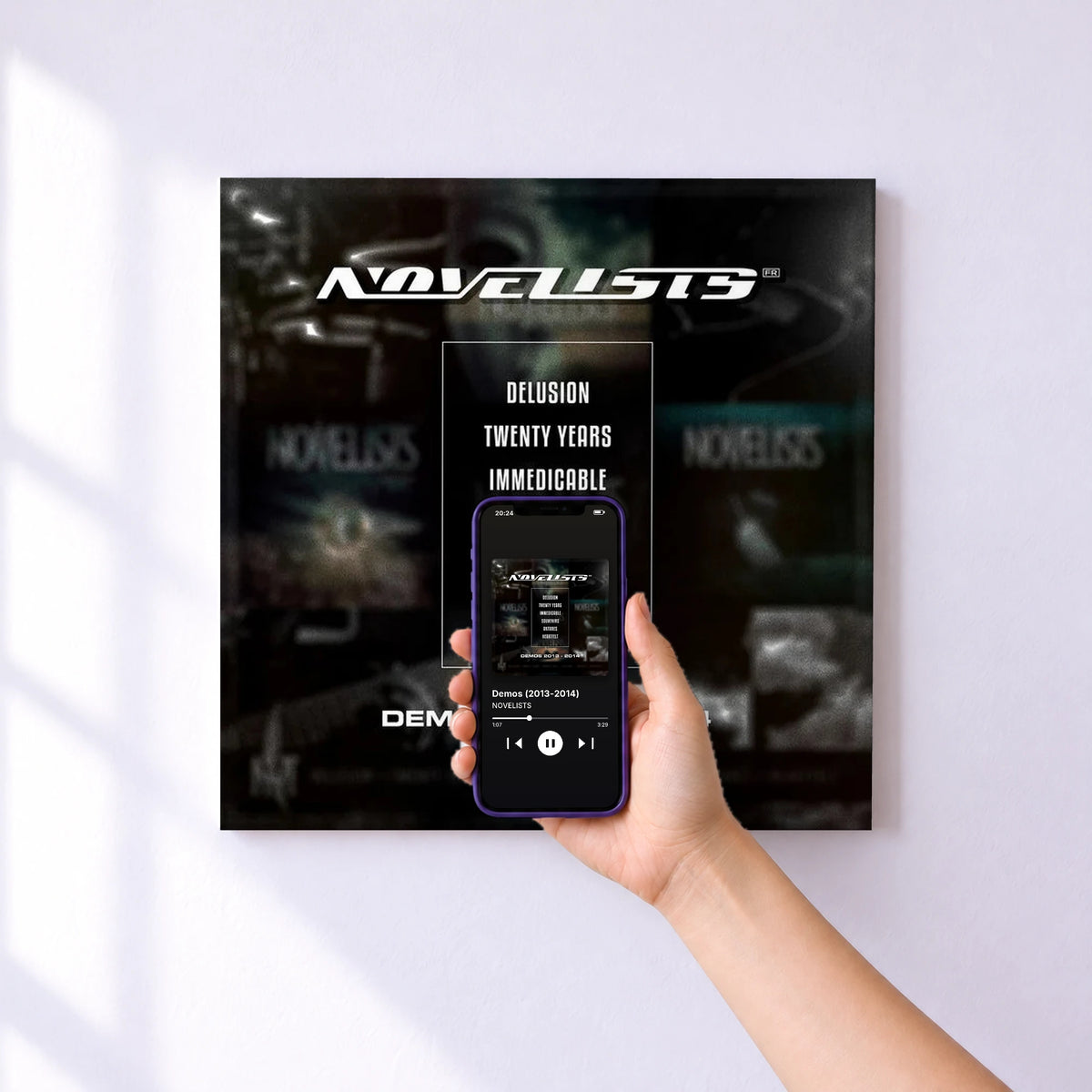Affiche connectée Demos (2013-2014) de NOVELISTS au mur : l'album se lance en approchant le téléphone