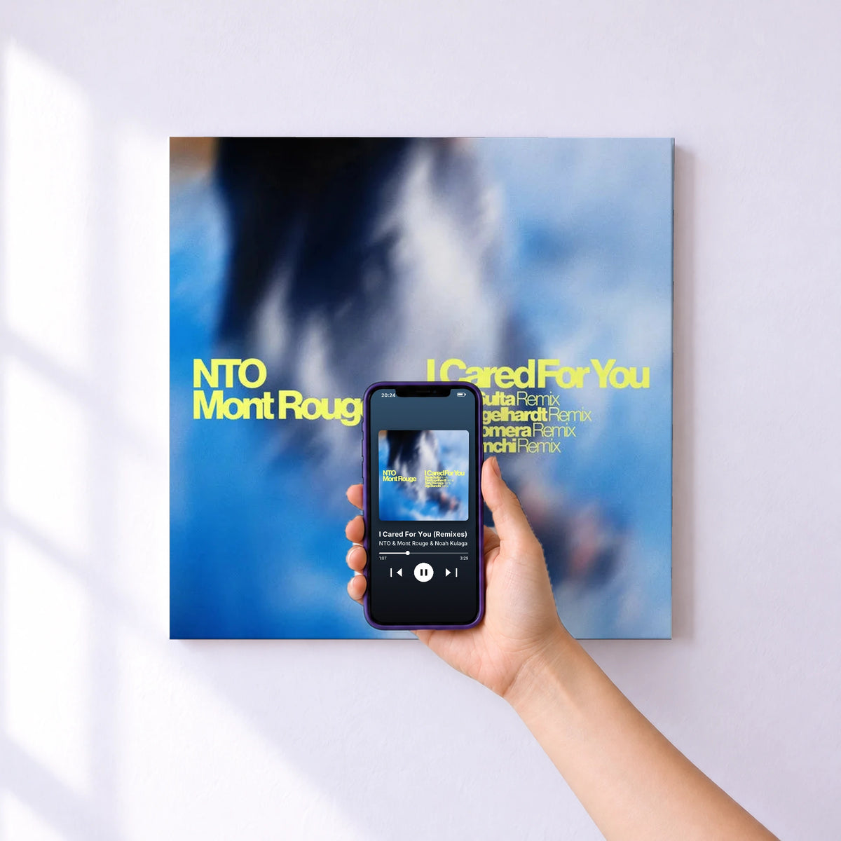 Affiche connectée I Cared For You (Remixes) de NTO & Mont Rouge & Noah Kulaga au mur : l'album se lance en approchant le téléphone