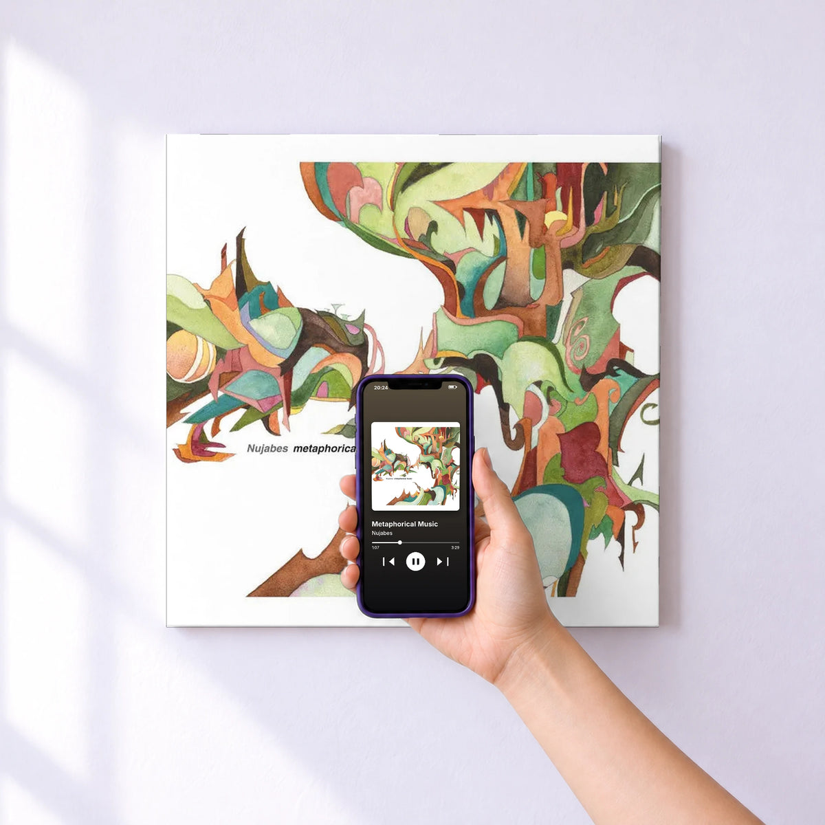 Affiche connectée Metaphorical Music de Nujabes au mur : l'album se lance en approchant le téléphone