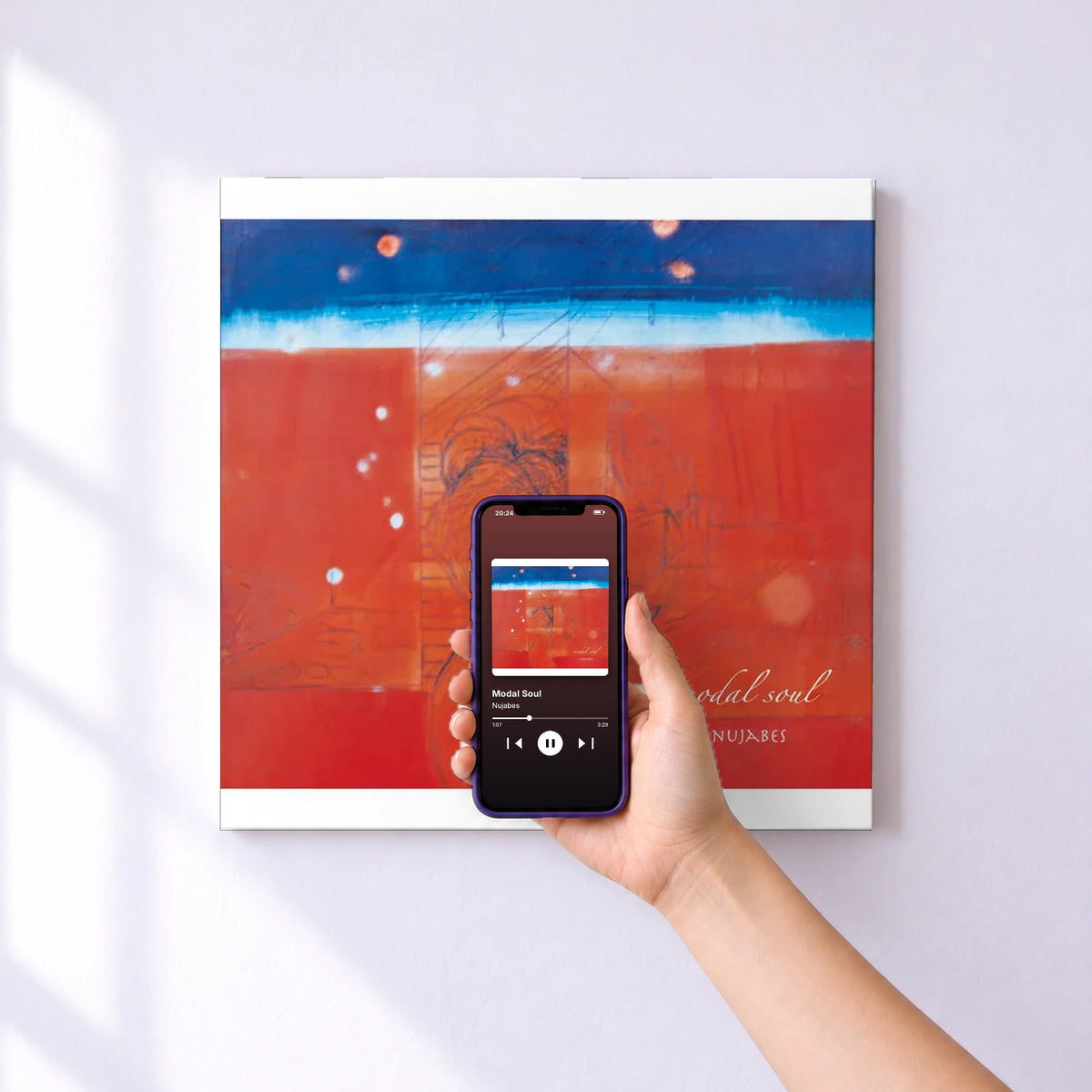 Affiche connectée Modal Soul de Nujabes au mur : l'album se lance en approchant le téléphone