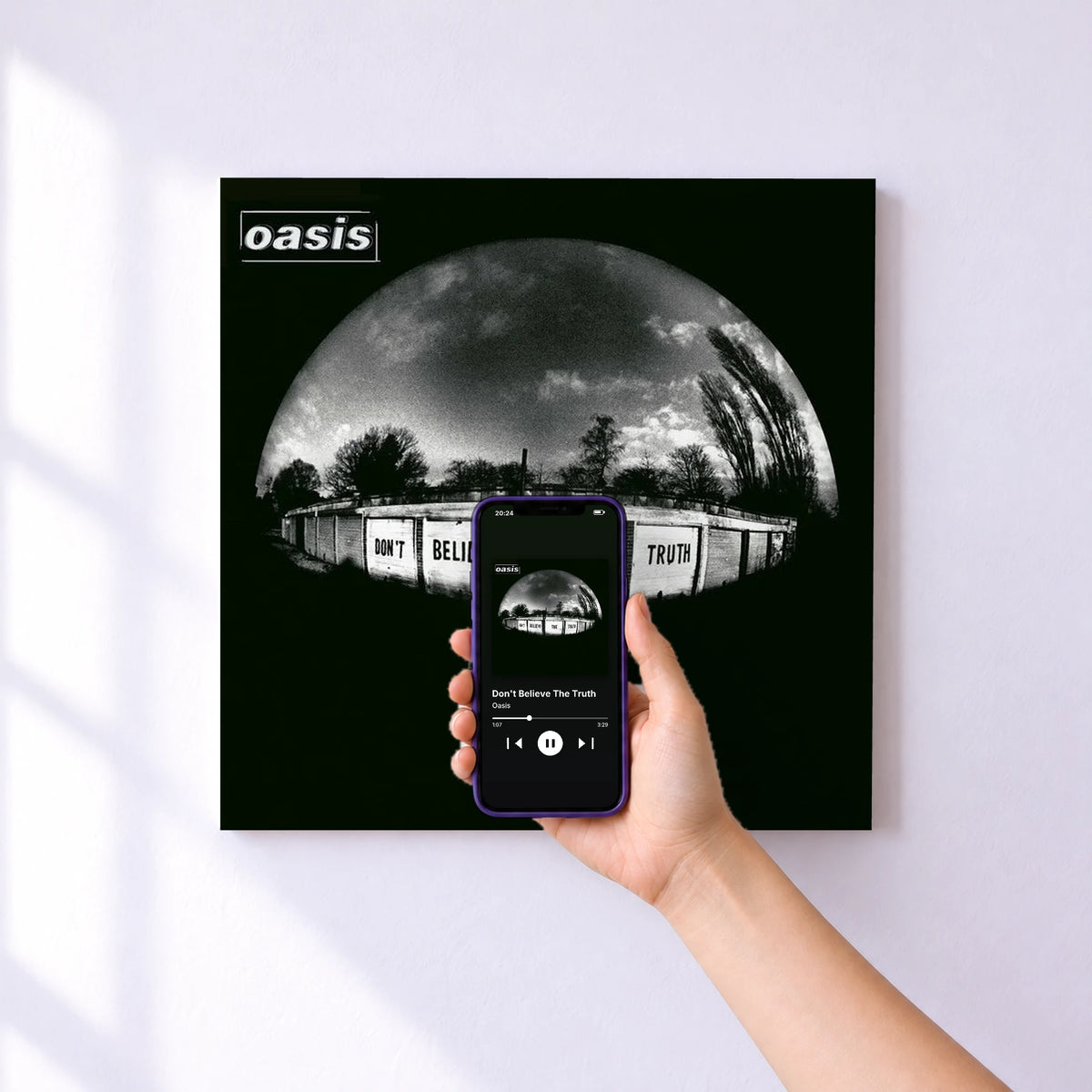 Affiche connectée Don't Believe The Truth de Oasis au mur : l'album se lance en approchant le téléphone