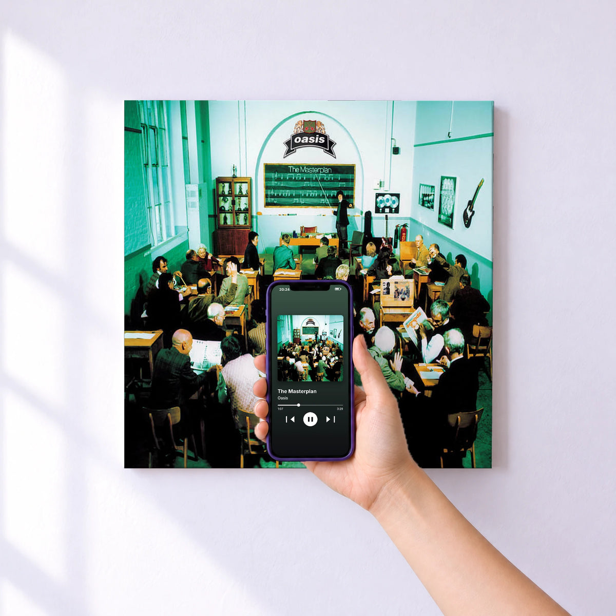 Affiche connectée The Masterplan de Oasis au mur : l'album se lance en approchant le téléphone