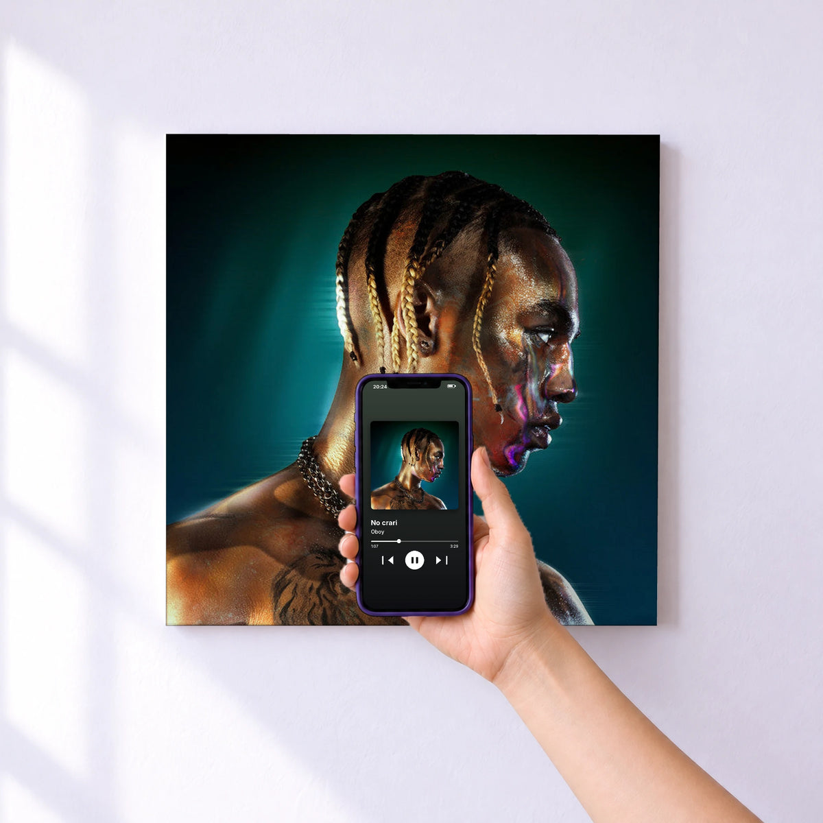 Affiche connectée No crari de Oboy au mur : l'album se lance en approchant le téléphone