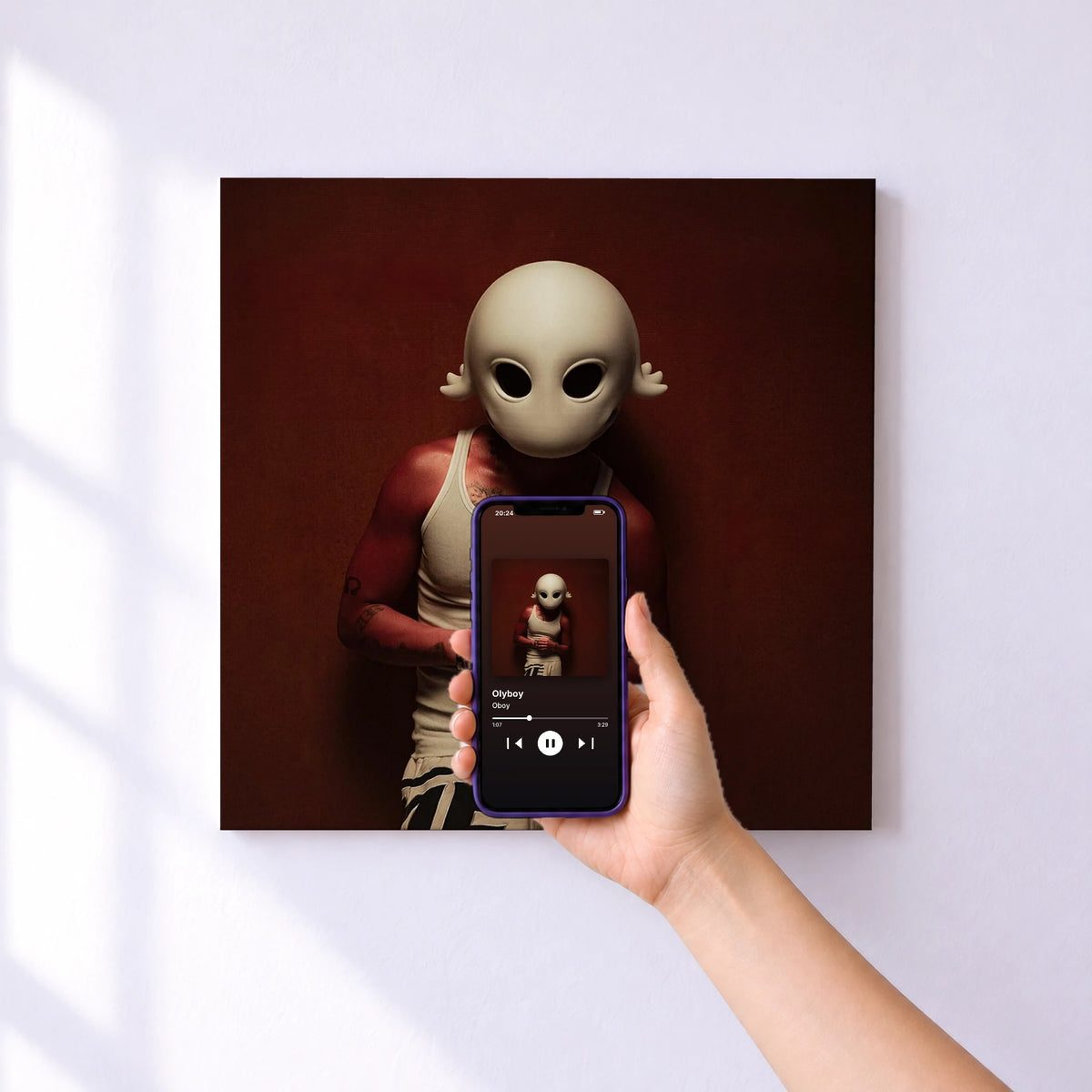 Affiche connectée Olyboy de Oboy au mur : l'album se lance en approchant le téléphone