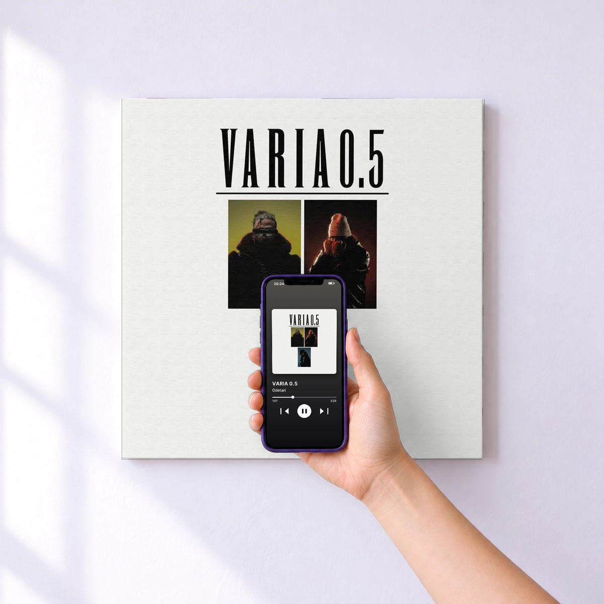 Affiche connectée VARIA 0.5 de Odetari au mur : l'album se lance en approchant le téléphone