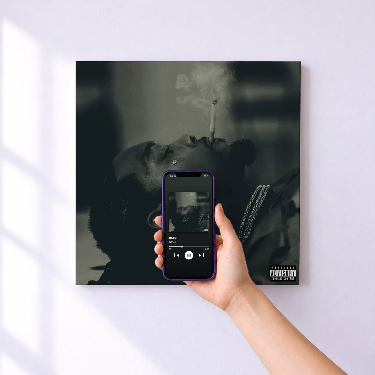 Affiche connectée KIARI de Offset au mur : l'album se lance en approchant le téléphone