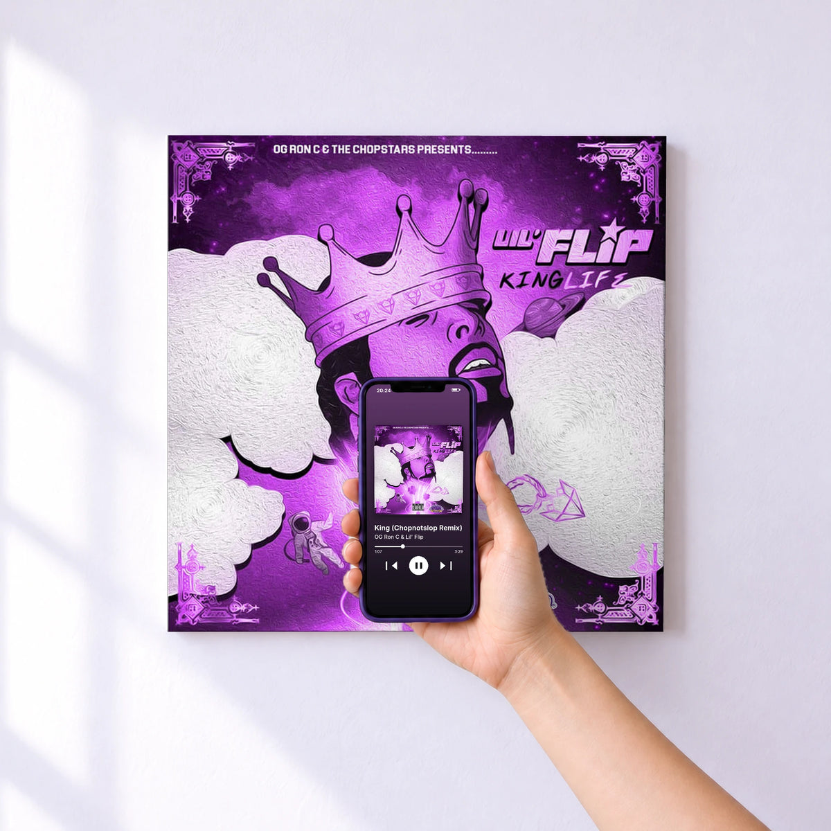 Affiche connectée King (Chopnotslop Remix) de OG Ron C & Lil' Flip au mur : l'album se lance en approchant le téléphone