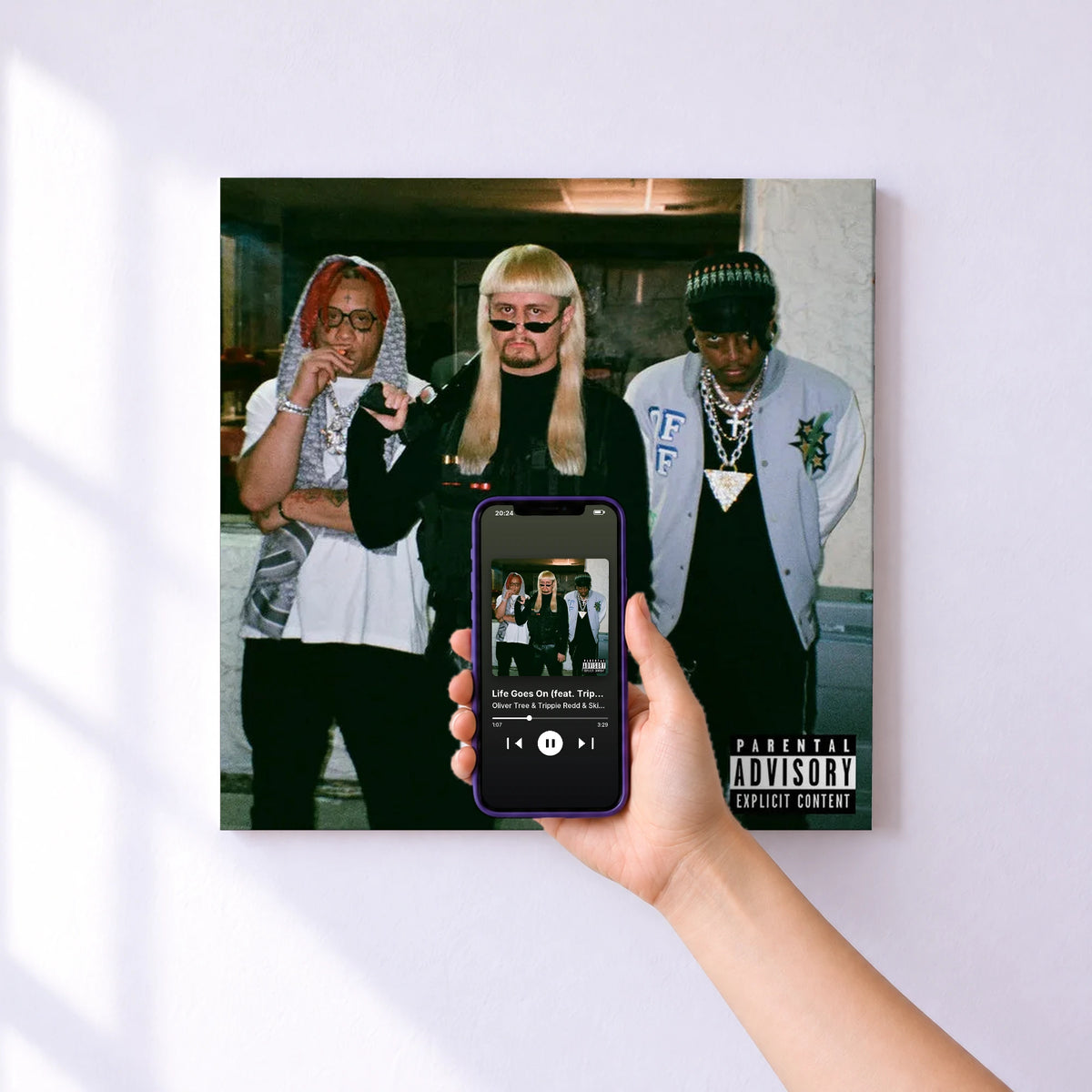 Affiche connectée Life Goes On (feat. Trippie Redd & Ski Mask The Slump God) de Oliver Tree & Trippie Redd & Ski Mask The Slump God au mur : l'album se lance en approchant le téléphone
