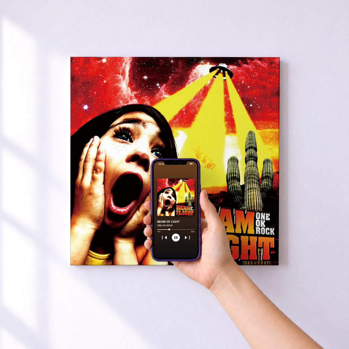 Affiche connectée BEAM OF LIGHT de ONE OK ROCK au mur : l'album se lance en approchant le téléphone