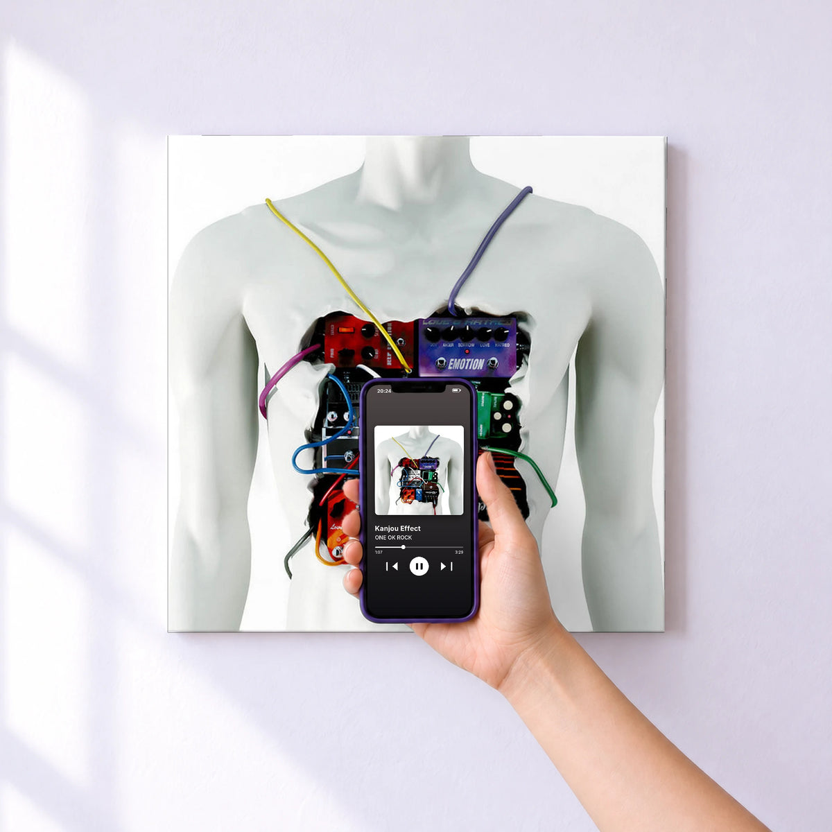 Affiche connectée Kanjou Effect de ONE OK ROCK au mur : l'album se lance en approchant le téléphone